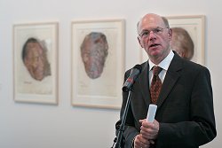 Bundestagspräsident Lammert vor Bildern, Klick vergrößert Bild