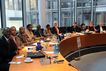 

Der Ausschuss hat eine hochrangige Delegation aus Ruanda zu Gast. Johannes Selle, (7.v.li.) (CDU/CSU) leitet das Gespräch.