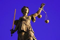 Justitia mit Schwert und Waage