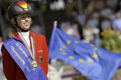 Sportlerin vor Europafahne