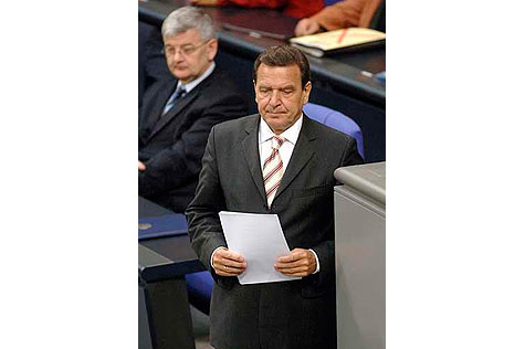 

Bundeskanzler Gerhard Schröder (mit Manuskript) auf dem Weg zum Rednerpult. 