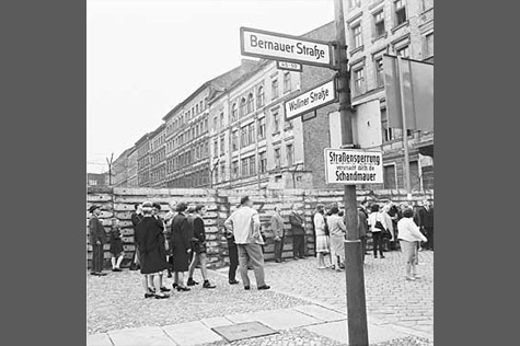 

13.08.1964: West-Berliner versammeln sich am Jahrestag des Mauerbaus vor der Mauer in der Bernauer Straße.