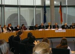 Photo : Commission réunie dans la « salle d’Europe »