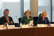 30.11.2011: Ministerialdirektor die für Außenpolitik im Bundeskanzleramt Christoph Heusgen, Bundeskanzlerin Angela Merkel und Ausschutzvorsitzende Dagmar Wöhrl