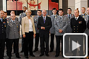 Bundestagspräsident Lammert, Vorsitzende des Verteidigungsausschusses Susanne Kastner mit Soldaten - Video ansehen... - Öffnet neues Fenster