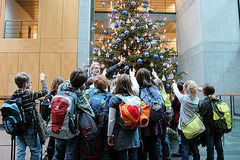 Kinder vor Tannenbaum