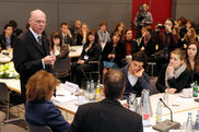 Bundestagspräsident Lammert trifft Jugendliche im Rahmen der Gedenkstunde. - Video ansehen... - Öffnet neues Fenster