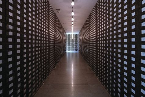 Installation 'Archiv der Deutschen Abgeordneten' von Christian Boltanski