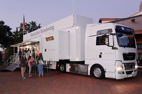 Das Infomobil am späten Abend.