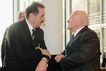 Der Vorsitzende begrüßt Josef Sanktjohanser, Präsident des Deutschen Einzelhandels (HDE) am 08. Februar 2012