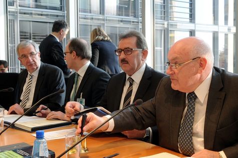 Der Vorsitzende mit Josef Sanktjohanser, Präsident des Hauptverbands des Deutschen Einzelhandels (HDE) während der Sitzung am 08. Februar 2012