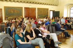 IPS-Stipendiaten bei der Diskussion im Rathaus