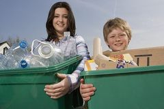 Kinder beim Recycling