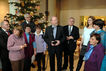 Wolfgang Thierse nimmt von der Bundesvereinigung Lebenshilfe für Menschen mit geistiger Behinderung in der Ostlobby des Reichstagsgebäudes einen Weihnachtsbaum entgegen.