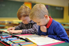 Grundschulkinder in der Schule