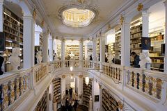 Der Rokokosaal in der Herzogin Anna Amalia Bibliothek in Weimar