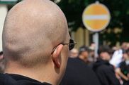 Rechtsextremist vor Schild 'Einfahrt verboten'