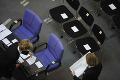 Eine Plenarsaalassistentin an Stuhlreihen