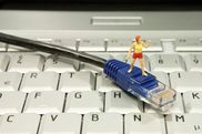 Minifigur surft auf einem Ethernetkabel