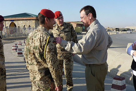 Willkommen im Camp Marmal: Hellmut Königshaus im Gespräch mit dem Kommandeur des Regionalkommandos Nord, Generalmajor Markus Kneip.