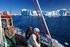 Urlauber an Deck eines Ausflugsbootes zwischen den Eisbergen bei Ilulissat, Diskobucht, Westküste, Grönland 