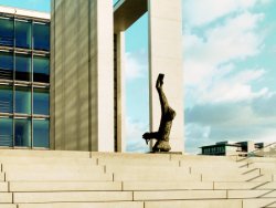 Blick auf Marino Marinis Skulptur 'Miracolo - L’idea di un’immagine' auf der Freitreppe des Marie-Elisabeth-Lüders-Hauses