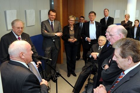 Der Vorsitzende eröffnet in Gegenwart von Bundestagspräsident, Prof. Dr. Lammert, die Galerie der ehemaligen Vorsitzenden des Ausschusses am 19.03.12