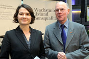 Vorsitzende Daniela Kolbe (SPD) und Bundestagspräsident Norbert Lammert - Video ansehen... - Öffnet neues Fenster
