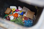 Lebensmittel im Mülleimer