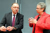 Petent Gerd Sonnleitner und Kersten Steinke, Vorsitzende des Petitionsausschusses