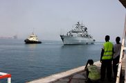 Fregatte F216 SCHLESWIG-HOLSTEIN läuft in den Hafen von Djibouti ein