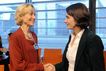 Prof. Martha Nussbaum (li.) wird zur Anhörung der Enquete-Kommission Wachstum, Wohlstand und Lebensqualität am 14.12.2011 von der Kommissionsvorsitzenden, Daniela Kolbe (SPD) (re.) begrüßt.