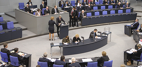 Stenografen bei ihrer Arbeit im Plenarsaal.