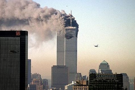 Gekidnapptes Flugzeug (r) rast am 11.9.2001 in einen der Zwillingstürme des World Trade Center in New York