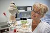 Frau im Labor bei der Arbeit mit Proben