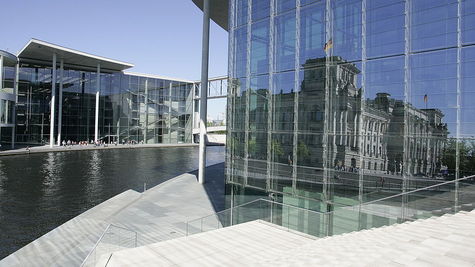 Blick auf die Spree mit Spiegelung des Reichstagsgebäudes in Scheibe