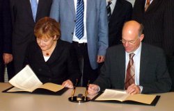 Federal Chancellor Angela Merkel and Norbert Lammert, President of the German Bundestag, sign the agreement between the Bundestag and the Federal Government concerning cooperation on EU affairs