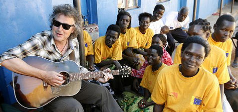 Sänger der Gruppe BAP, Wolfgang Niedecken (l), spielt im Mai 2007 in einem Flüchtlingsdorf  in Uganda