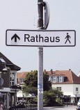 Richtungsschild mit der Aufschrift: Rathaus