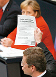 Plenum: FDP-Fraktionschef Guido Westerwelle kritisiert die Mehrwertsteuererhöhung.