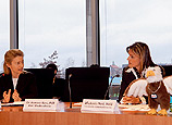 Konstituierende Sitzung der Kinderkommission: Michaela Noll im Gespräch mit der Bundesfamilienministerin Ursula von der Leyen.