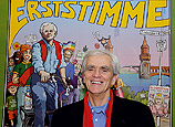 Hans-Christian Ströbele vor seinem Wahlplakat, das der Zeichner Gerhard Seyfried gestaltet hat.