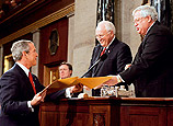 USA: Parlamentssprecher Dennis Hastert (rechts) mit USPräsident George W. Bush.