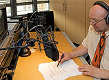 12:30 ARD: Redakteur Carius (Bild rechts) im schalldichten Synchronstudio bei der Vertonung seines Beitrags.