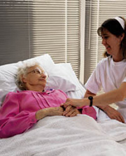 Krankenschwester mit älterer Patientin