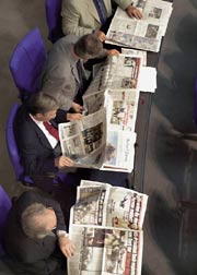 Zeitungslektüre im Plenarsaal