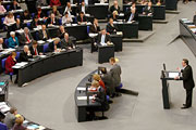 Bundeskanzler Gerhard Schröder während der Regierungserklärung im Bundestagsplenum