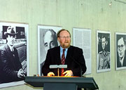 Bundestagspräsident Wolfgang Thierse eröffnet die Ausstellung über die Widerstandsgruppe Weiße Rose
