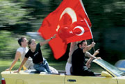 Türkische Jugendliche fahren während der WM 2002 in einem offenen Wagen mit der türkischen Fahne durch Berlin