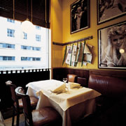 Blick auf einen gedeckten Cafétisch. Im Hintergrund ein Foto von Marilyn Monroe